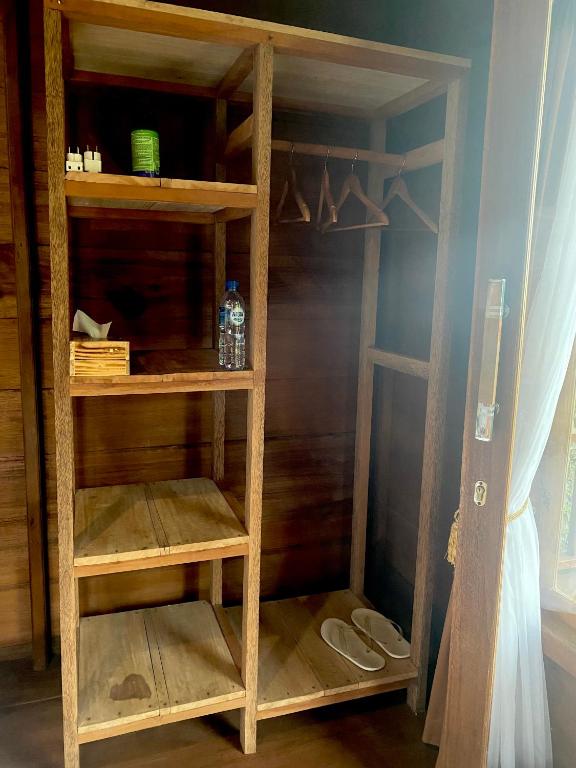 Palanda nebo palandy na pokoji v ubytování Uma d'Nyuh Homestay