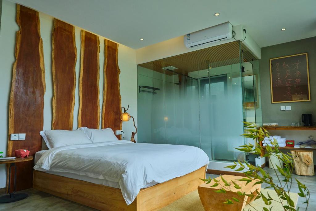 Uma cama ou camas num quarto em Nature Cure Village Lodge-婺源自在舍