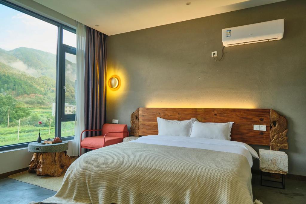 Uma cama ou camas num quarto em Nature Cure Village Lodge-婺源自在舍