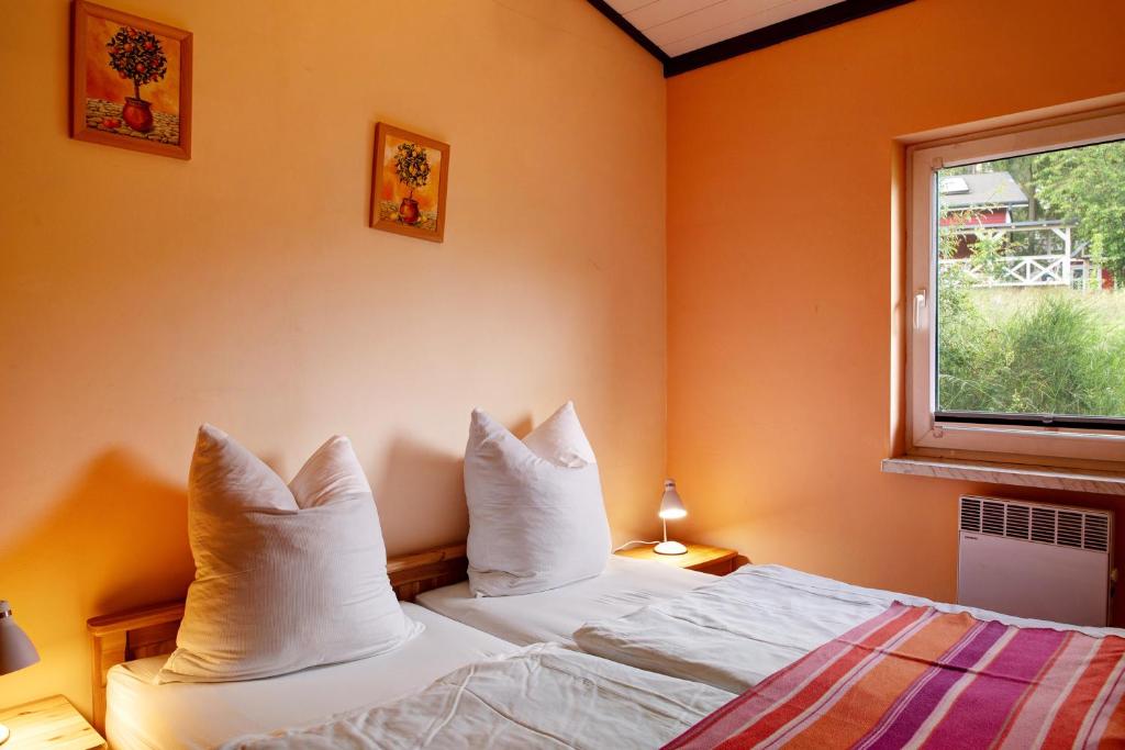 Postel nebo postele na pokoji v ubytování Krüseliner Mühle - Bungalow Rethra