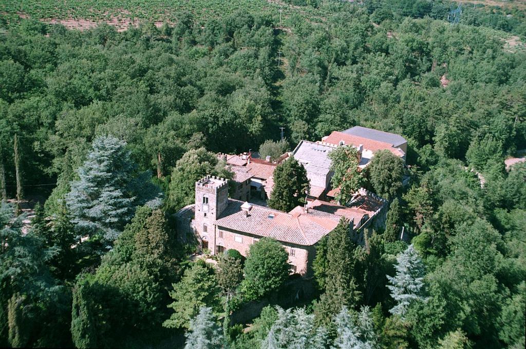 uma vista aérea de uma casa no meio de uma floresta em Agriturismo Castello Di Querceto em Lucolena in Chianti