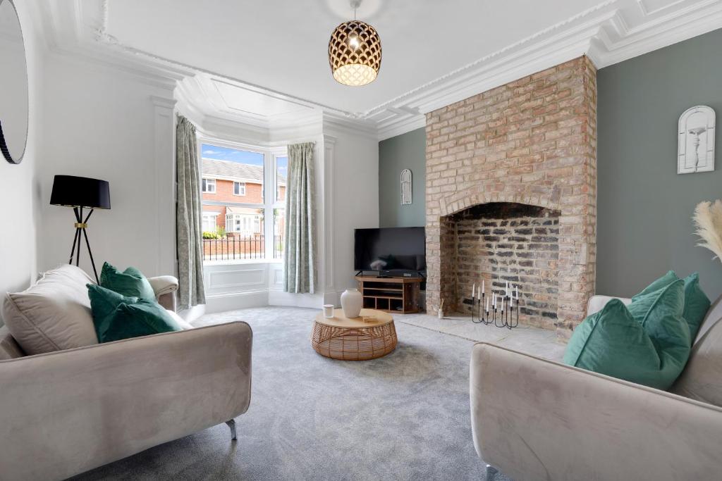 Posezení v ubytování NEW! Stunning 4 Bedroom Home in South Shields by Stay With Us, Perfect for Families & Contractors!, FREE Parking!
