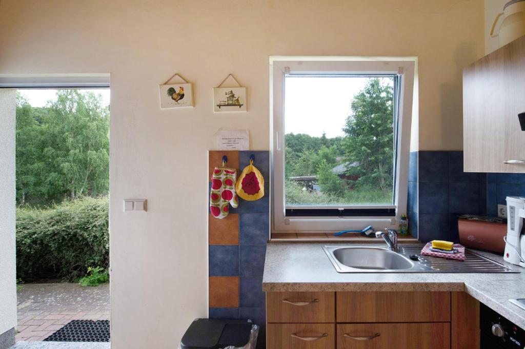 Kuchyň nebo kuchyňský kout v ubytování Krüseliner Mühle - Bungalow Rethra