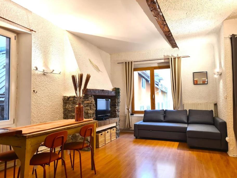 un salon avec un canapé et une table dans l'établissement Appartement Coeur de Cité Vauban Briançon 51m2, à Briançon