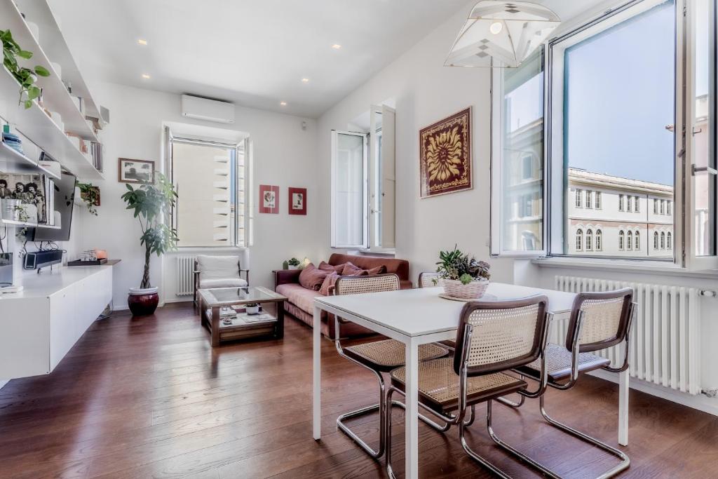 a kitchen and living room with a table and chairs at Casa Jordan 47 in Rome