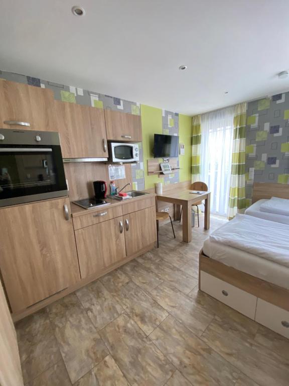 Kuchyň nebo kuchyňský kout v ubytování MOWO Kirchberg