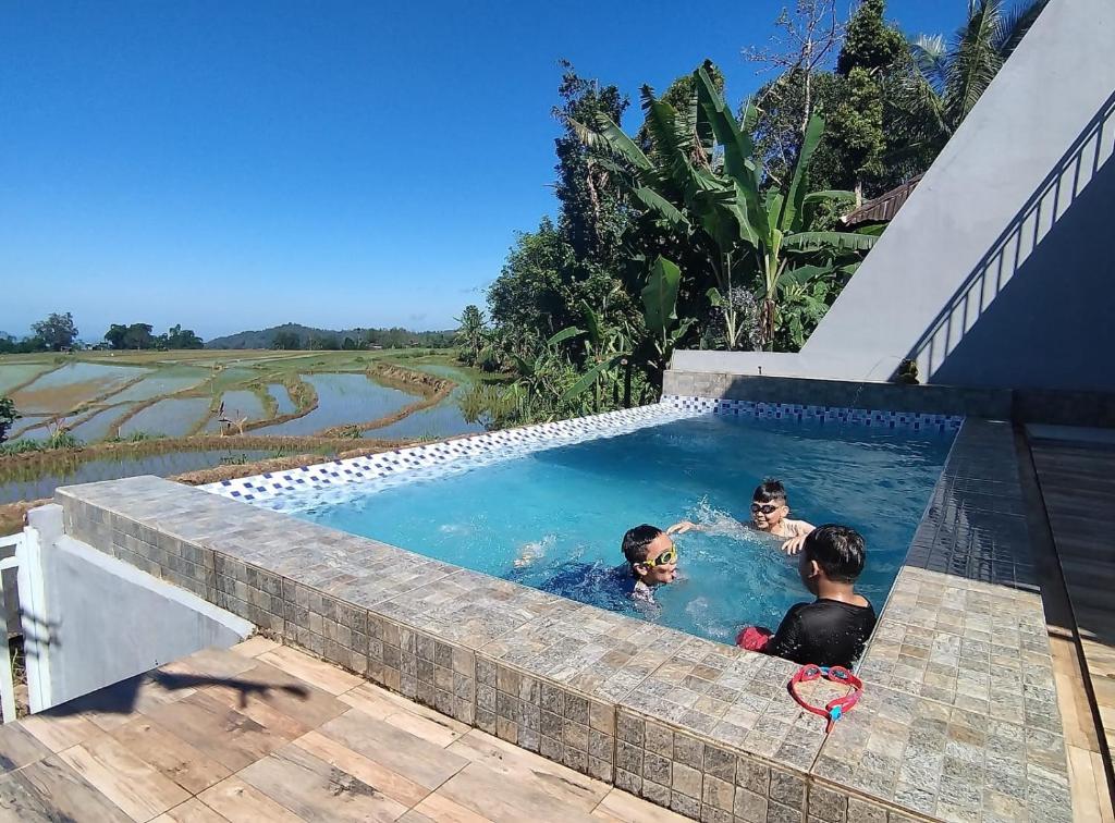 Bazén v ubytování Biroro Ricefield Villa Malino nebo v jeho okolí