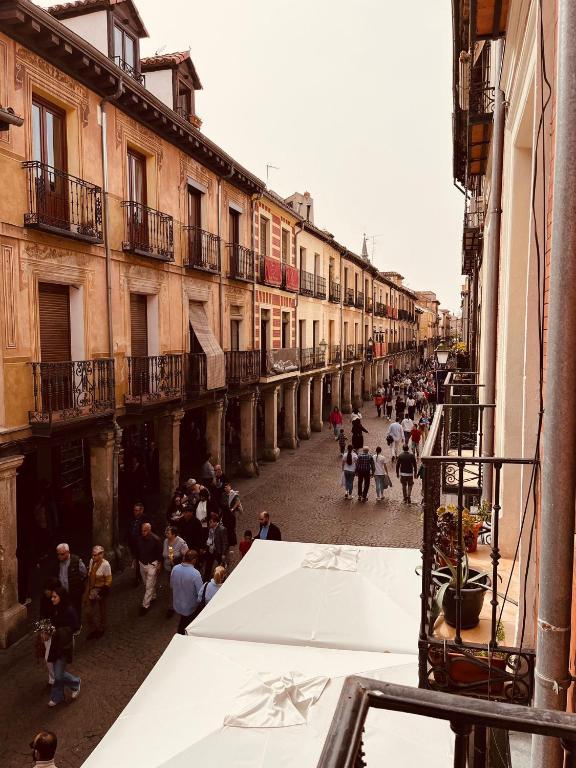 a group of people walking down a street at C-MAyOR 2 personas in Alcalá de Henares