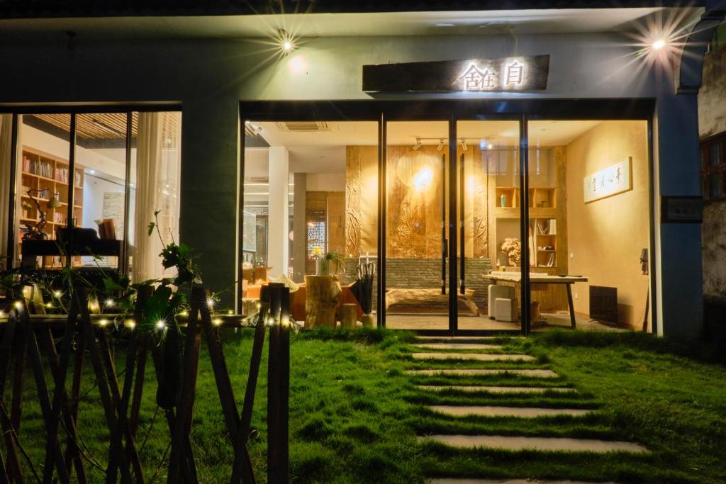 Um jardim no exterior de Nature Cure Village Lodge-婺源自在舍