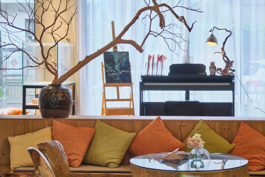 Uma área de estar em Nature Cure Village Lodge-婺源自在舍