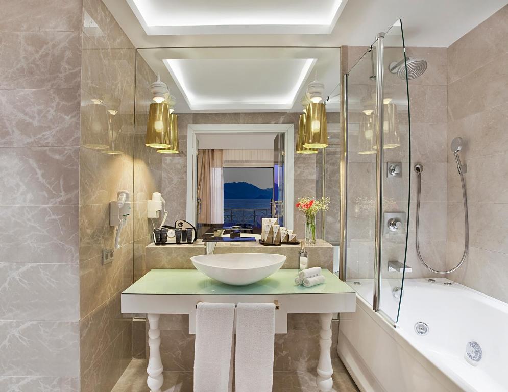 Ванная комната в La Boutique Hotel & Suites