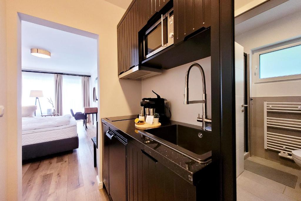 Η κουζίνα ή μικρή κουζίνα στο Moderne 1 Zimmer Ferienwohnung im Landhaus Haffkrug mit Terrasse, Gartenblick und Parkplatz in ruhiger Lage