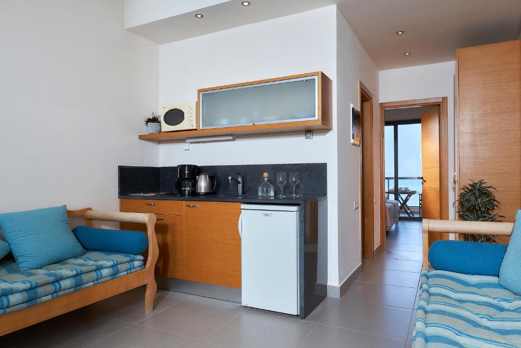 Kuchyň nebo kuchyňský kout v ubytování Creteco Hotel & Suites