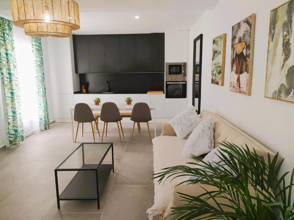 una sala de estar con un sofá y una mesa en Apartamentos Muñoz Fornell 2, en Chiclana de la Frontera