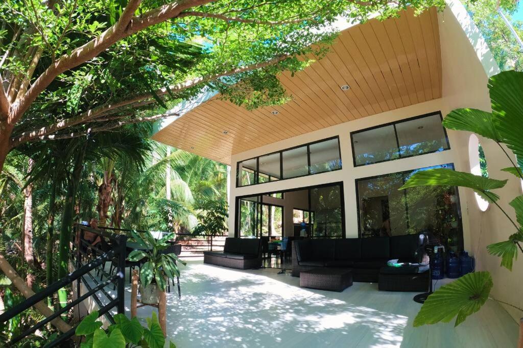 Κήπος έξω από το Balcon- Your Cozy Camotes Island Escape