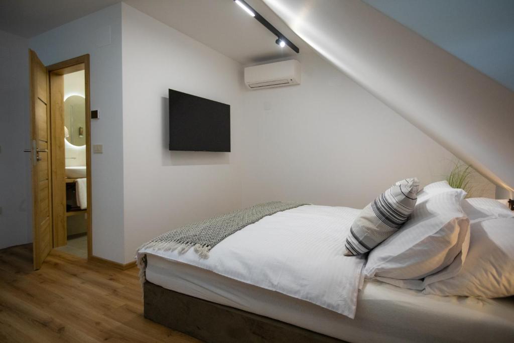 Postel nebo postele na pokoji v ubytování Hiša TRELC- sobe