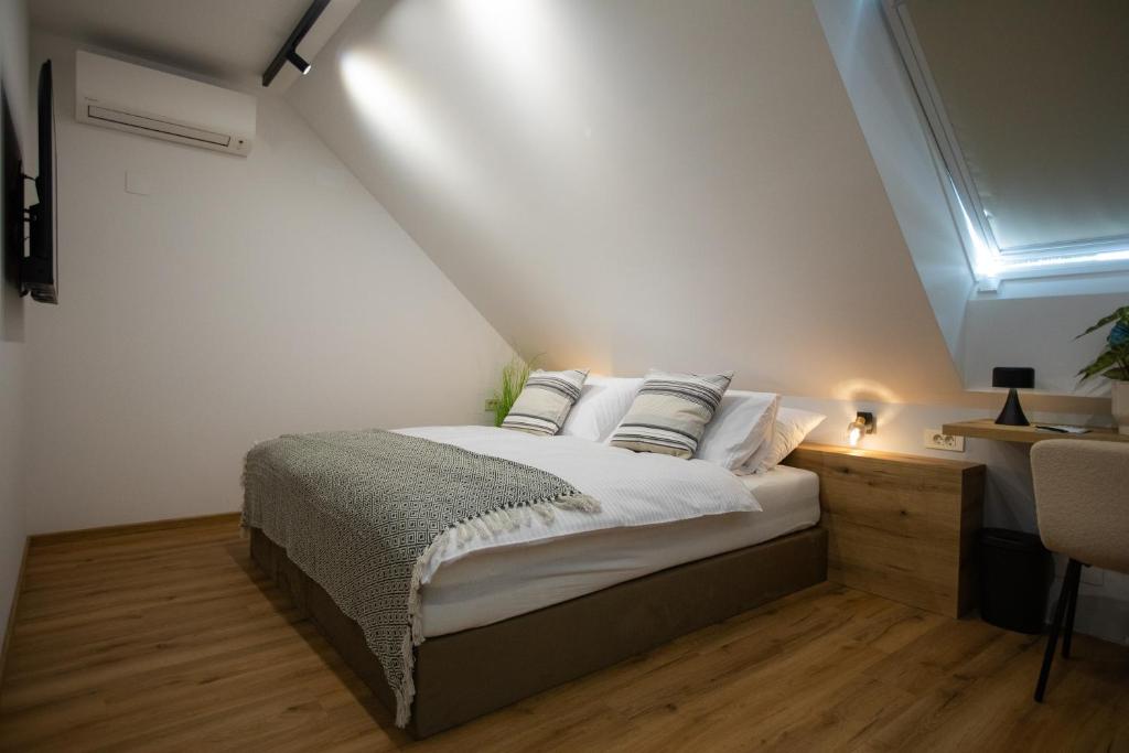 Postel nebo postele na pokoji v ubytování Hiša TRELC- sobe