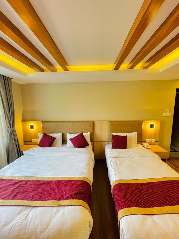 Postel nebo postele na pokoji v ubytování Hotel Aerocity