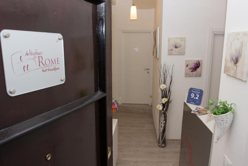 Una porta con un cartello che dice che voglio muovermi di Windows on Rome a Roma