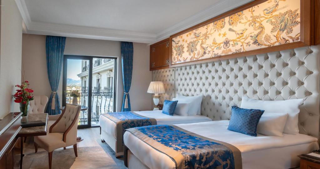 Кровать или кровати в номере Lords Palace Hotel SPA Casino