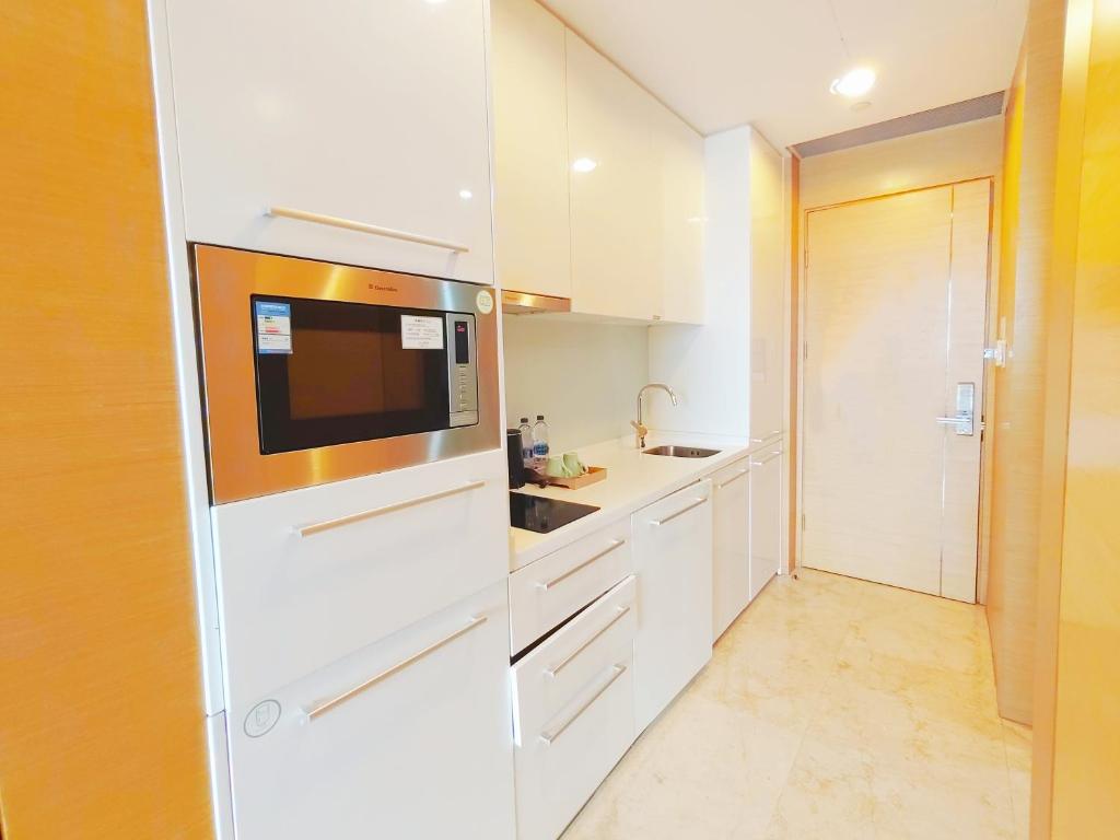 Kuchyň nebo kuchyňský kout v ubytování Snug Gaokong Jiangjing Hotel