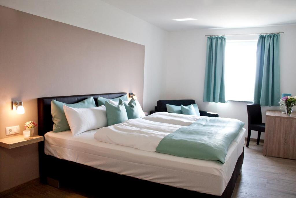 Rúm í herbergi á Hotel Claro Garni