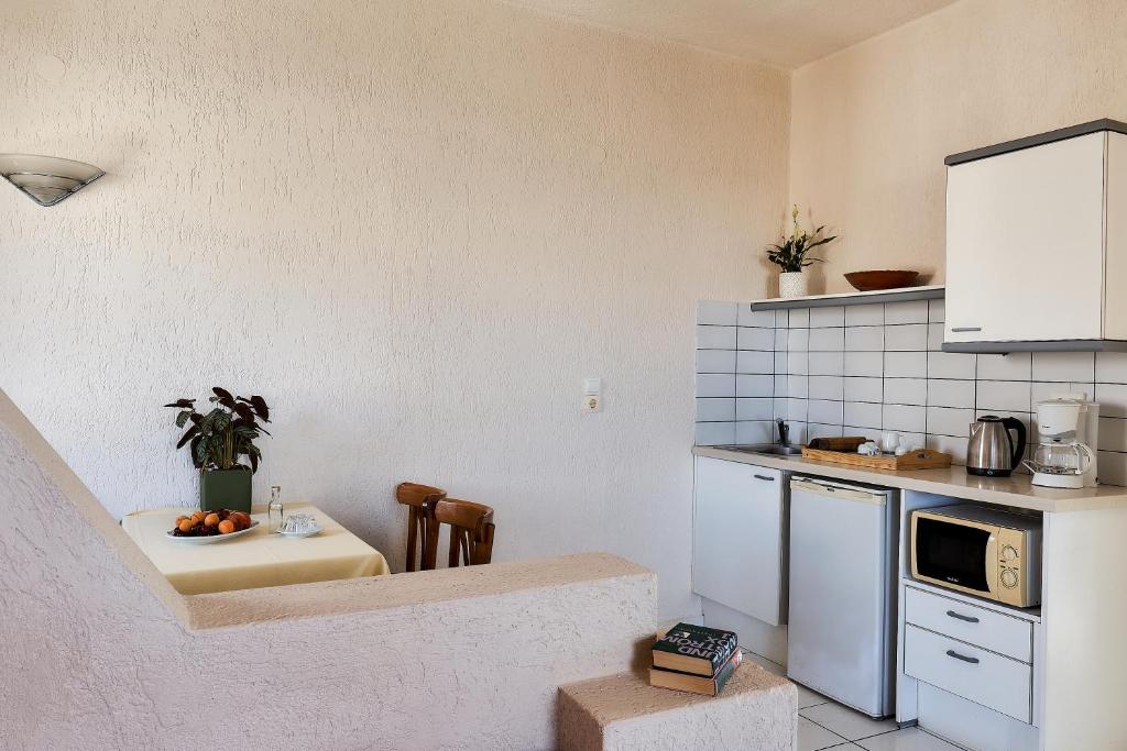 Kuchyň nebo kuchyňský kout v ubytování Creteco Hotel & Suites