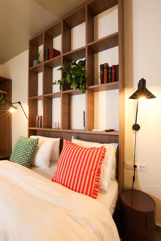 Postel nebo postele na pokoji v ubytování Dogpound Hotel
