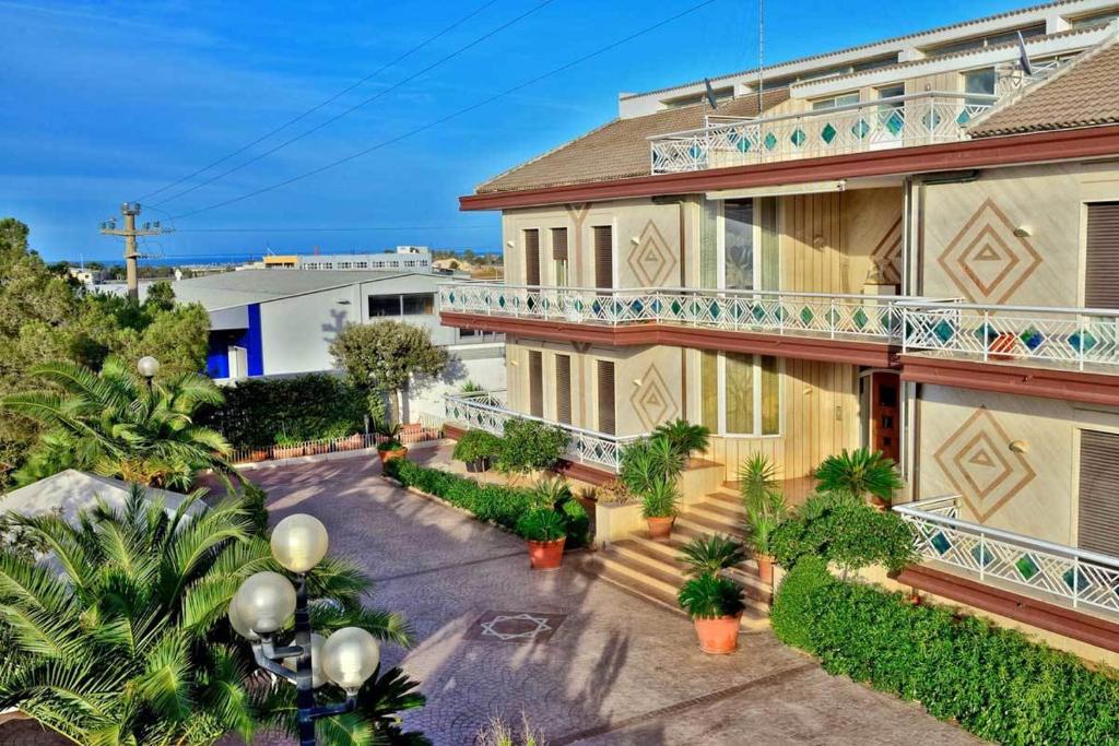 una vista aerea di un edificio con piante di Bed & Breakfast Paghiet ad Andria