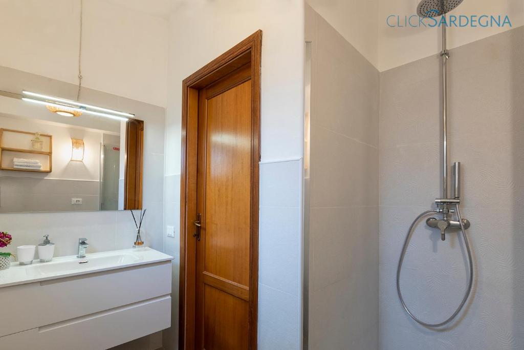 Łazienka w obiekcie Villa seashore of the Marina of Sorso, 3 rooms, veranda on the sea, garden