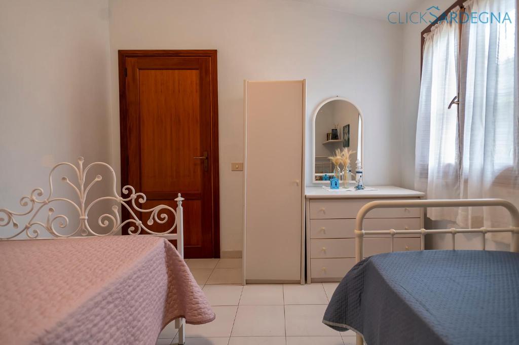 Łóżko lub łóżka w pokoju w obiekcie Villa seashore of the Marina of Sorso, 3 rooms, veranda on the sea, garden