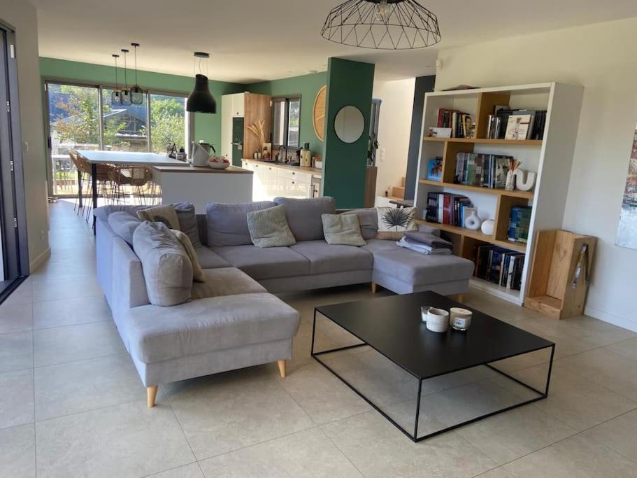 un salon avec un canapé et une table dans l'établissement Maison pour 4, Mer et marais salants, Spa, à Guérande