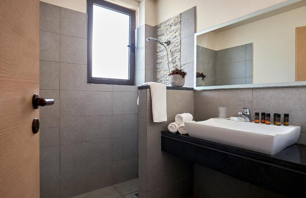 Koupelna v ubytování Creteco Hotel & Suites
