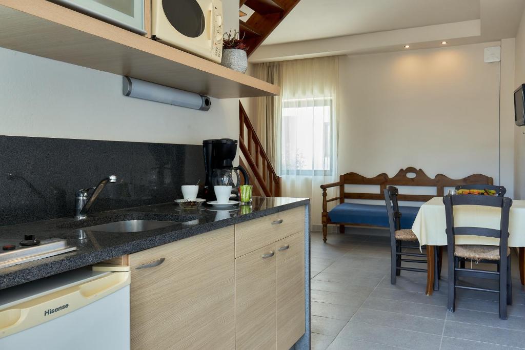 Kuchyň nebo kuchyňský kout v ubytování Creteco Hotel & Suites