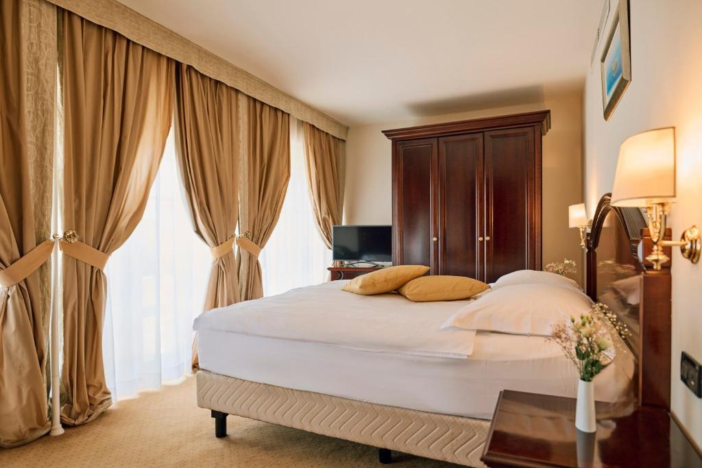 Кровать или кровати в номере Arbiana Heritage Hotel