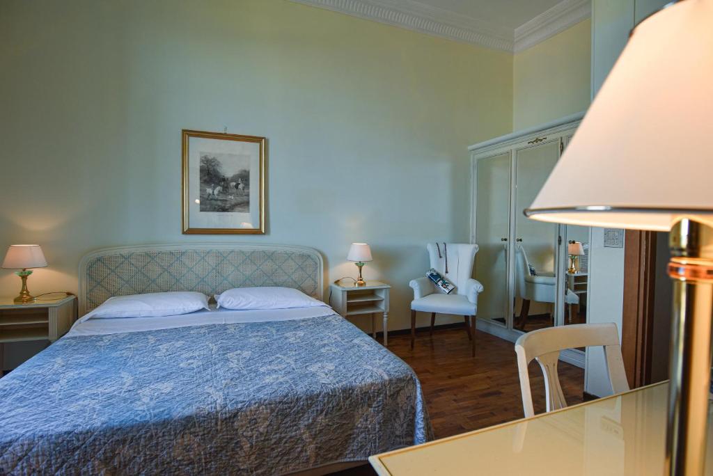 Postel nebo postele na pokoji v ubytování Grand Hotel De Londres