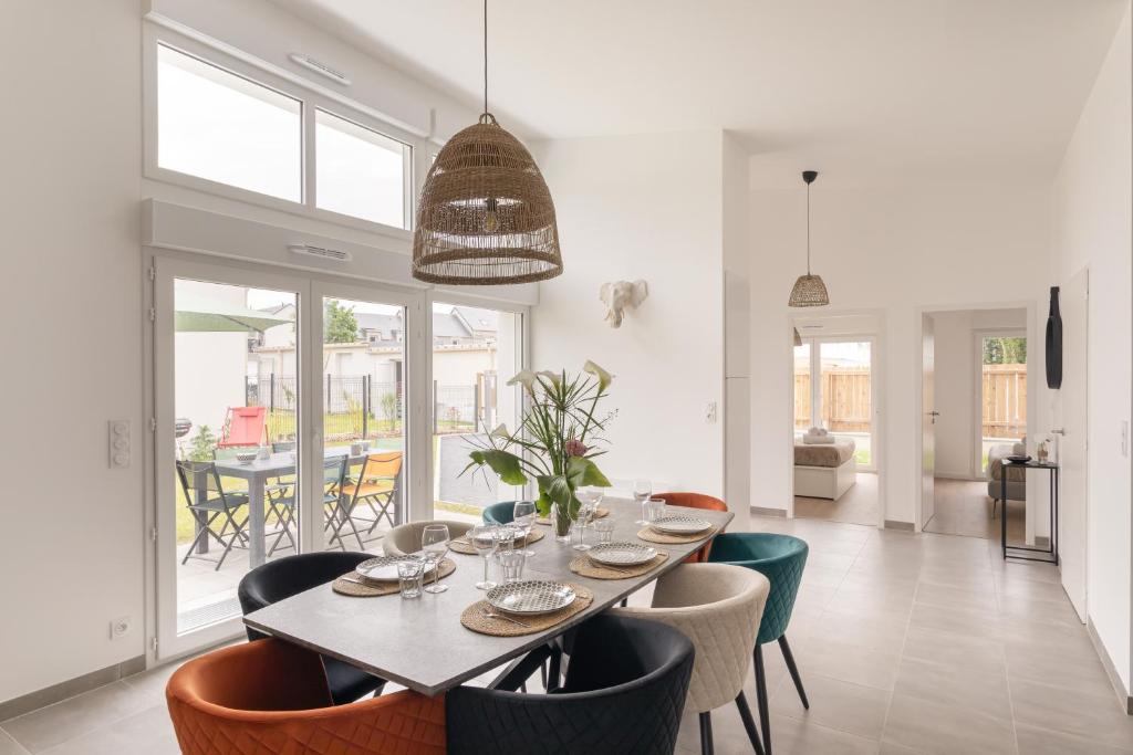 une salle à manger avec une table et des chaises dans l'établissement Villa Acacias - A 5min en voiture de la plage, à Dinard