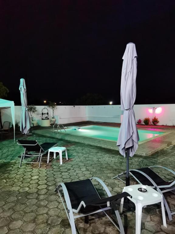 Bazén v ubytování Oasis Lower Ground Floor Apartment nebo v jeho okolí