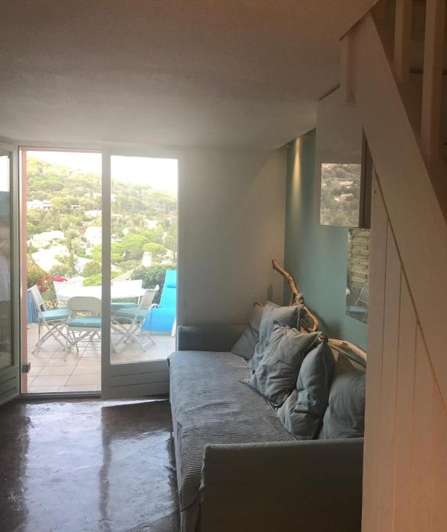 - un salon avec un canapé et une vue sur une terrasse dans l'établissement petit mazet, à Cavalaire-sur-Mer