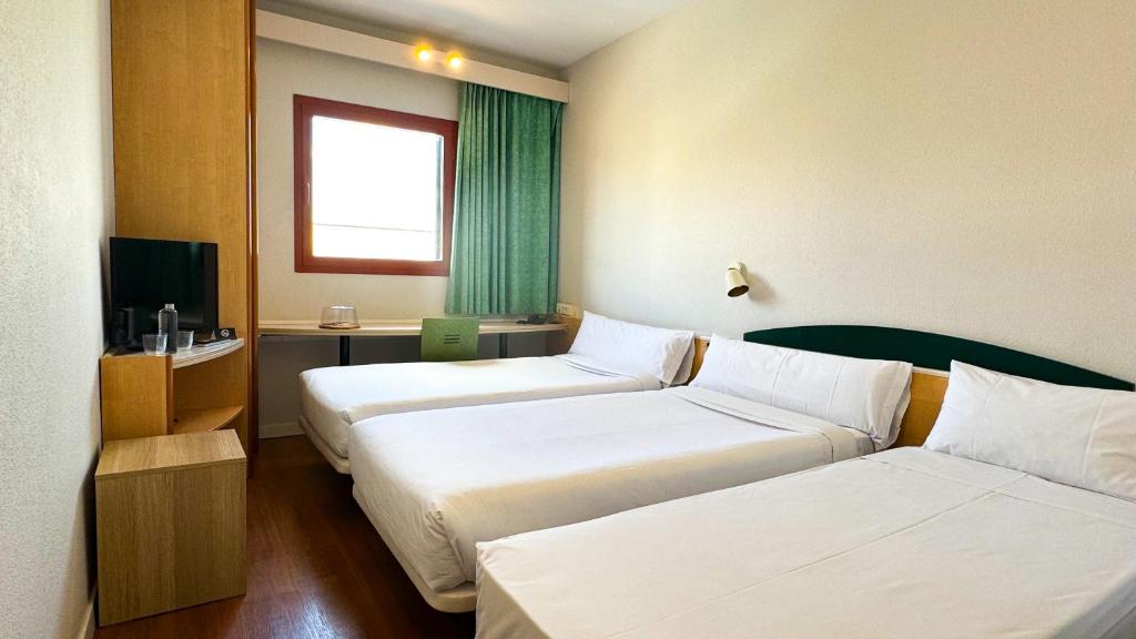 Hotel Iris Guadalajara - Triple Room (2 Adults + 1 Child)