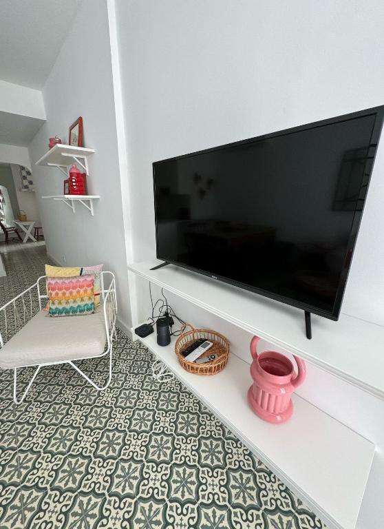 TV i/ili multimedijalni sistem u objektu Casa Tropical - maison typique dans le centre historique d'Olhao