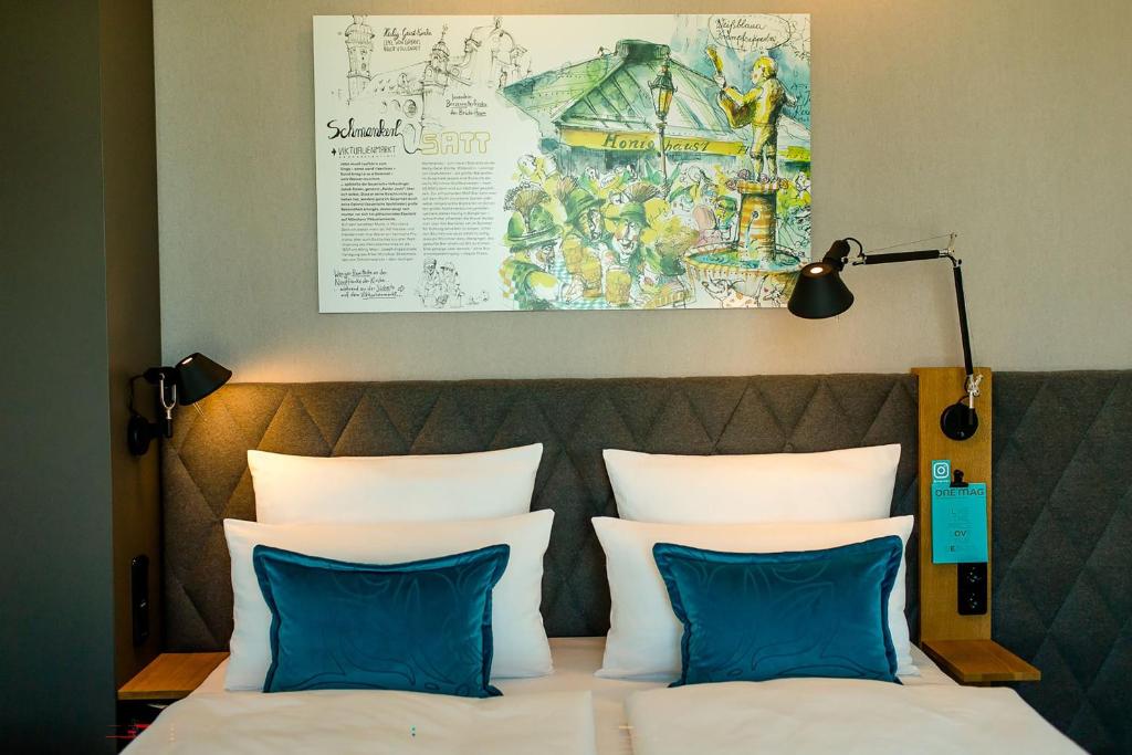 Postel nebo postele na pokoji v ubytování Motel One München-Messe