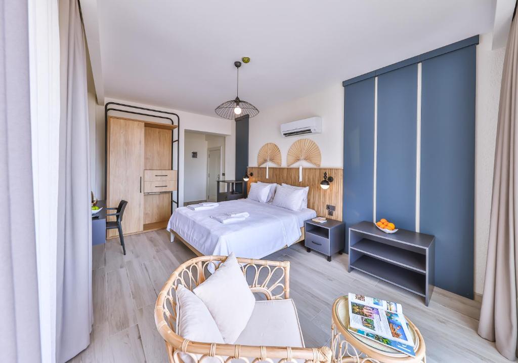 Postel nebo postele na pokoji v ubytování Kas Athena Hotel
