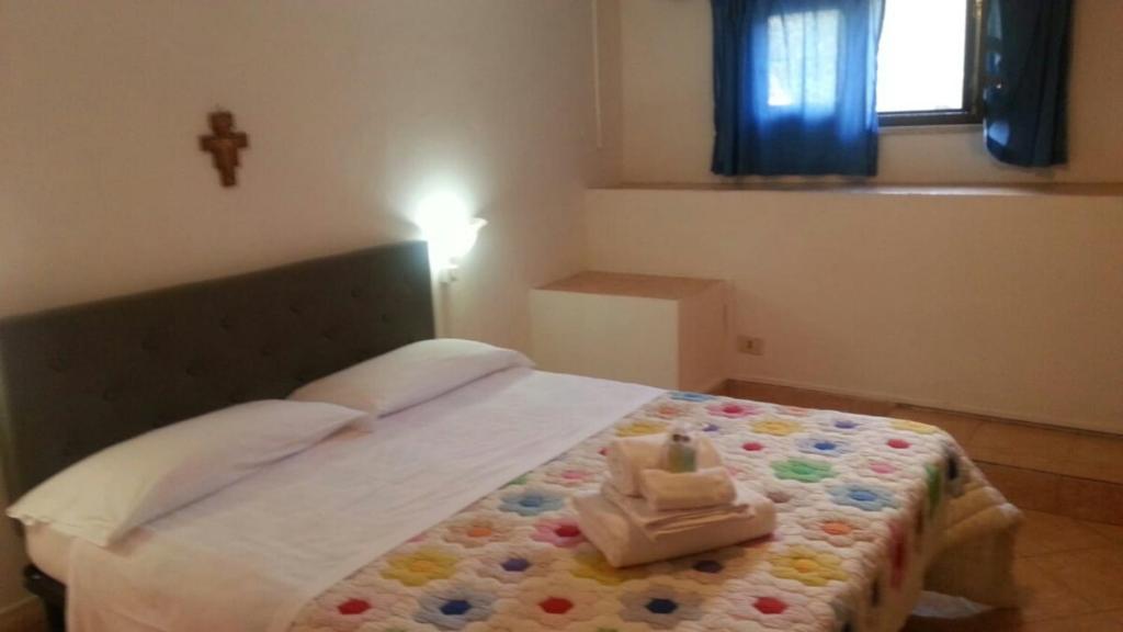 Un dormitorio con una cama con un juguete. en Garden Basement - Seminterrato Max 4 Ospiti - Fiumicino vicino Aeroporto e Fiera, en Fiumicino