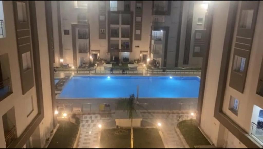 Bazén v ubytování Beach front appartment nebo v jeho okolí
