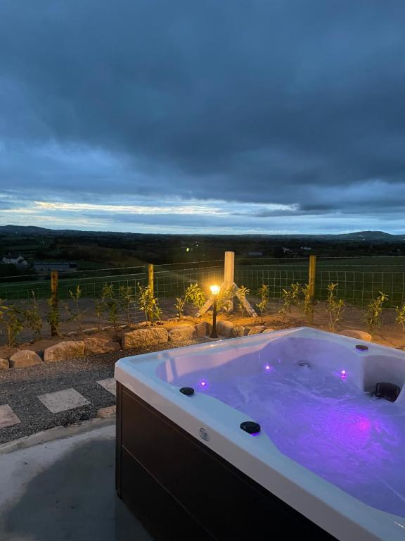 eine Whirlpool-Badewanne auf dem Dach in der Unterkunft Cabra Cottage in Kilcoo
