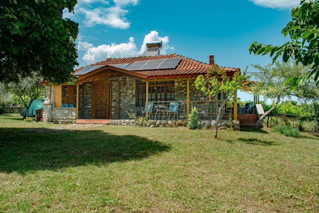 パラリア・スコティニスにあるZeusplace Skotina Country Houseの屋根に太陽光パネルを敷いた家