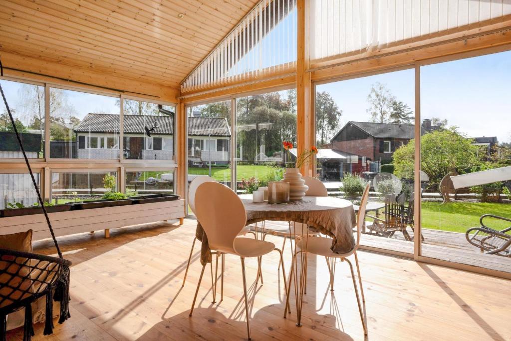 Modernt hus nära natur & stad - Housity