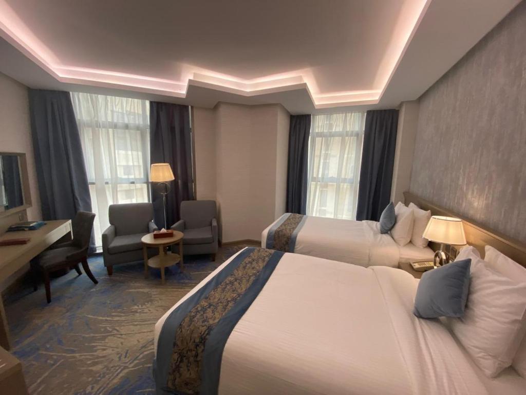 メディナにあるValy Hotelのベッド2台と机があるホテルの部屋