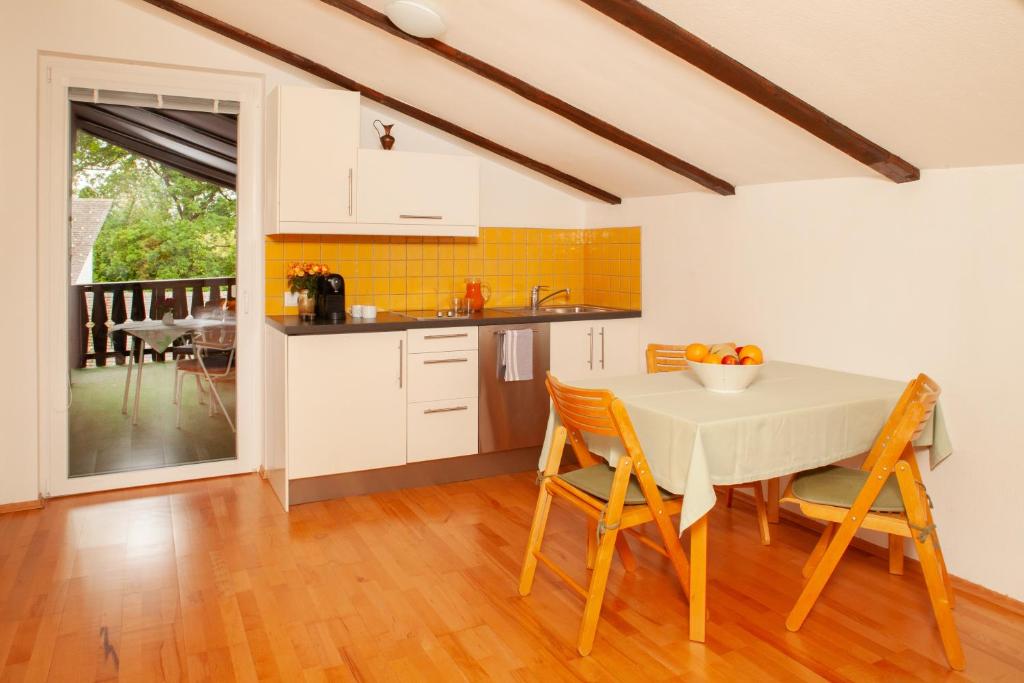 Kuchyň nebo kuchyňský kout v ubytování Seeapartments Kärnten